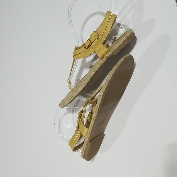 KENNETH COLE REACTION Squared Away Yellow Thong Sandals - Picture 4 of 11